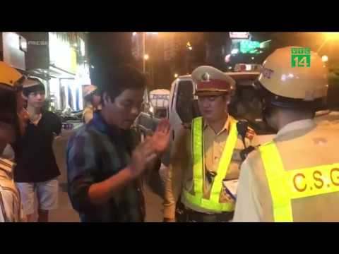 canh sat kiem tra nong do con tai xe di ra tu quan ruou bia vtc14