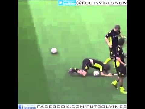 cau thu dortmund bi ban khi dang tap luyen
