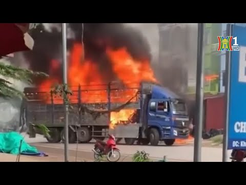 chiec xe tai chay di chuyen tren duong tau va
