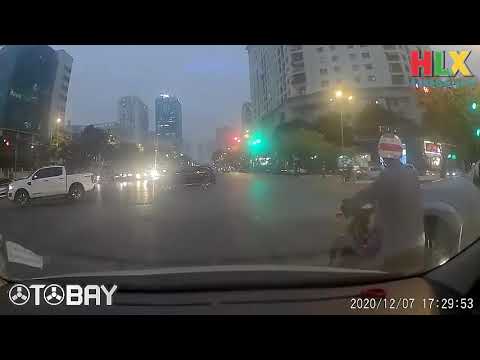 csgt vua tuyt coi taxi quay ngoat dau xe bo chay mot mach