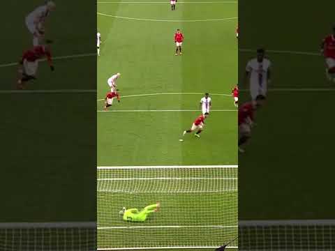 fernandes sut pen ghi ban cho mu 2 1 crystal palace