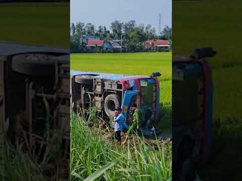 kinh hoang canh xe khach cho 44 nguoi mat lai lao xuong ruong summerofshorts mcvshorts