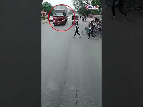 tai xe container dung xe giua duong nhuong duong cho hoc sinh tan truong bao vietnamnet