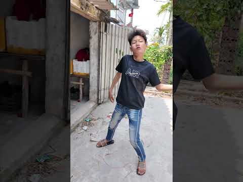 tang hoa cho co gai xinh dep give flowers to a beautiful girl shorts