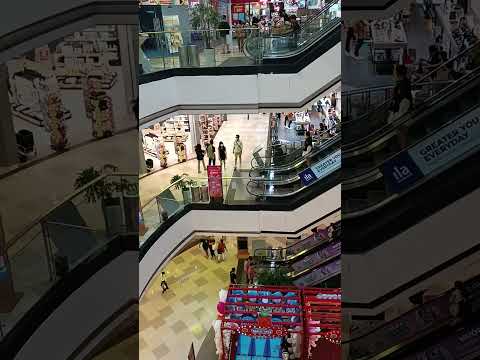 van hanh mall cuoi tuan dong qua shorts